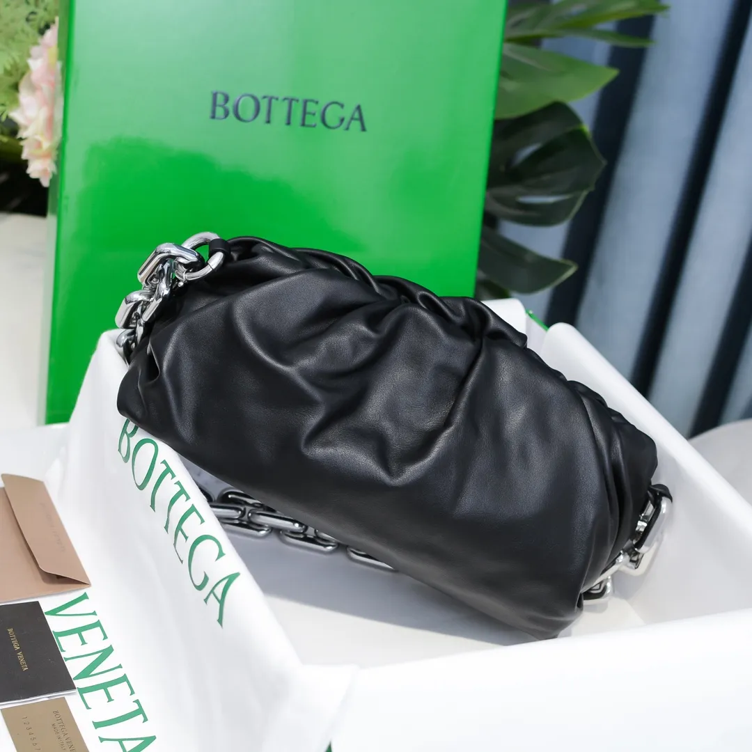 2020 new products will continue to upgrade the cloud bag to the вoттega veneтa chain cloud bag. It is still developed with imported original leather as standard. This hardware chain needs to be light on the upper body and can only be made of all-steel material. It is made of hollowed metal. You don’t have to worry about its weight. Major celebrity fashion bloggers have used it to attend fashion shows. Who can resist the charm of this large gold chain [smile] Style number: 6708# Size: 30*16*12